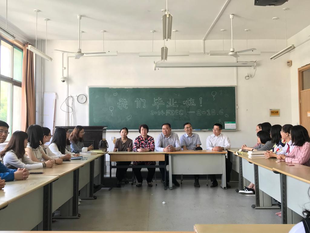 英国上市公司365召开2014级金创班级毕业座谈会.jpg